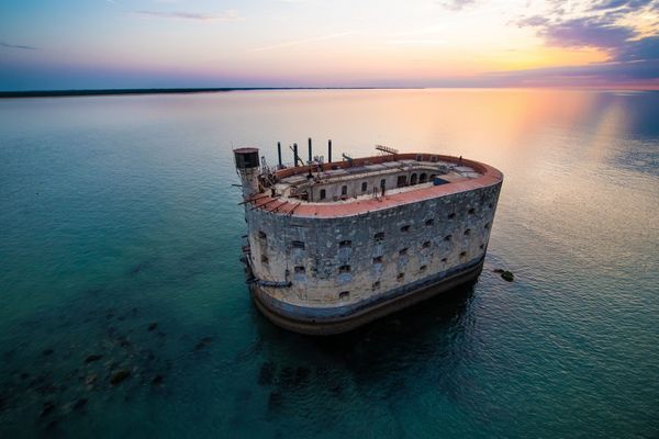 Vue de nuit du Fort Boyard. 