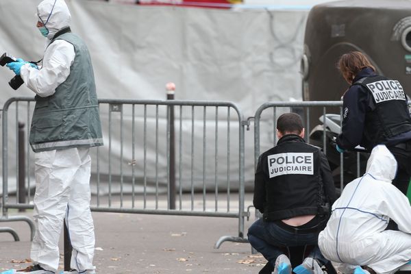 Des enquêteurs de la police scientifique devant le Bataclan, à Paris.