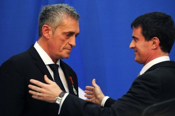 Le maire de Montpellier décoré de la Légion d'honneur par Manuel Valls