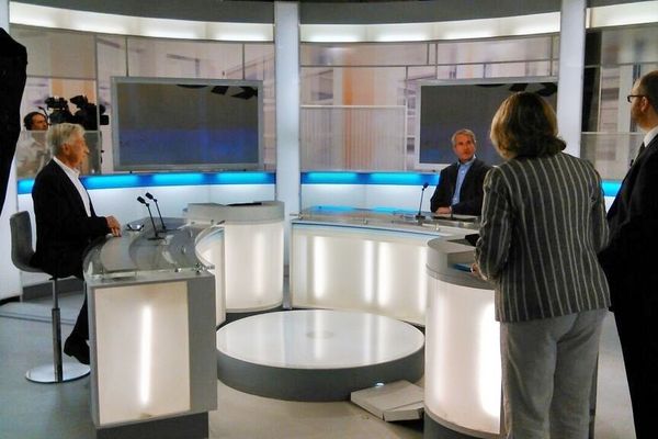 Jean-Pierre Masseret (PS) (à d.) et Philippe Richert (UMP) sur le plateau de La Voix est libre à Strasbourg, samedi 14 juin 2014.