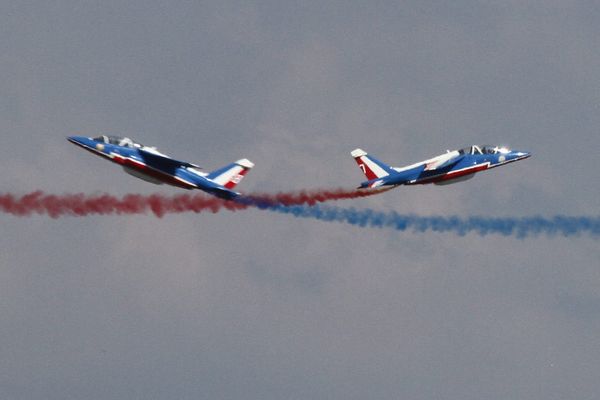 L'instant décisif : les deux alphajet se croisent dans le ciel.