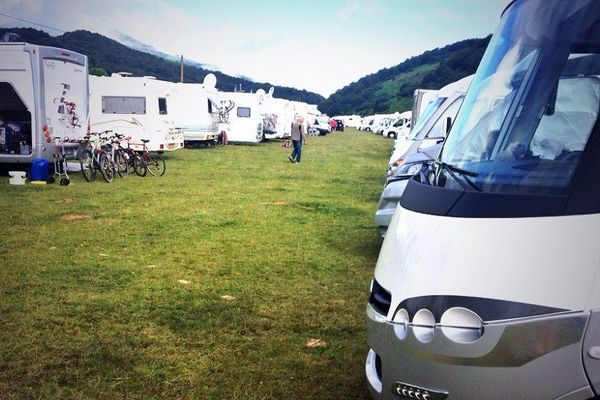 Les camping-cars installés sur le site du Lac de Payolle.