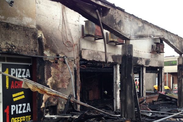 La pizzeria de la place de l'Agora, de Bruay-la-Buissière, complètement détruite par les flammes