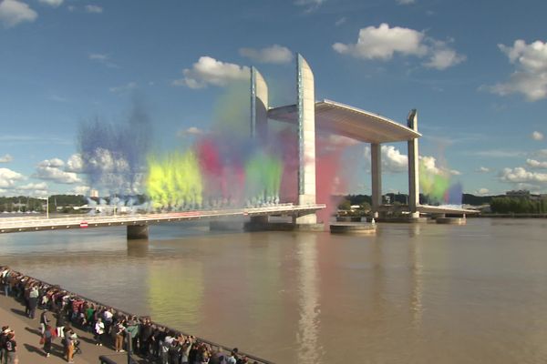 Un spectacle pyrotechnique et une parade ont accompagné cette millième levée du pont Chaban-Delmas.