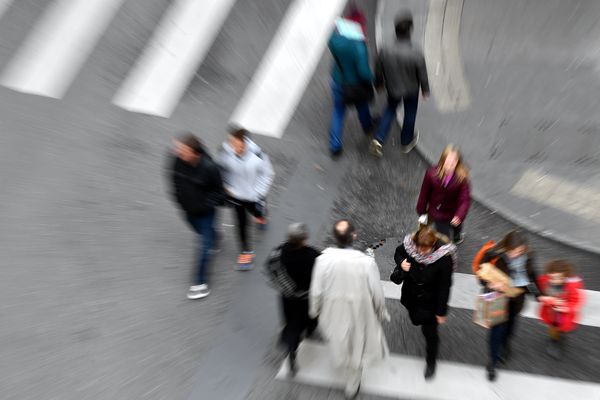 Des piétons dans la rue.