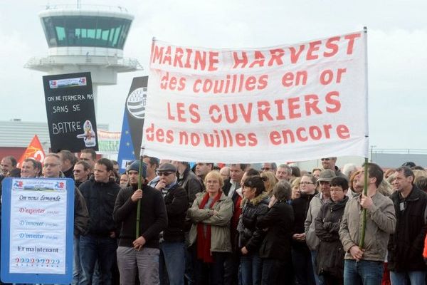 Les salariés de Marine Harvest dans la manifestation le 14 octobre sur le tarmac de l’aéroport de Brest