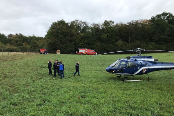 Un hélicoptère est arrivé sur les lieux du crash survenu sur la commune de la Chevillotte dans le Doubs. L'accident a fait 3 morts.