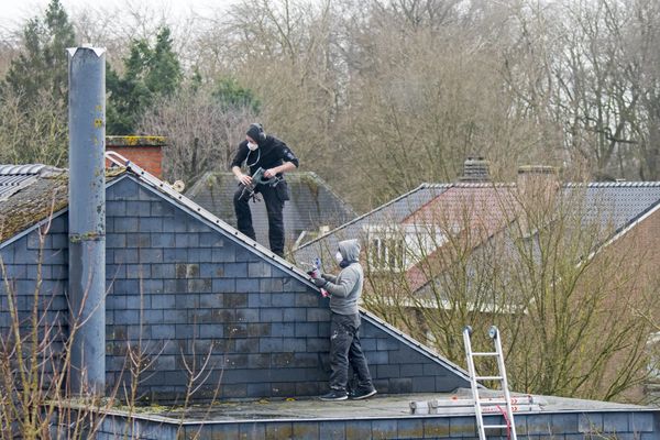 En Belgique, des couvreurs réparent une toiture après le passage de la tempête Eunice - Photo d'illustration