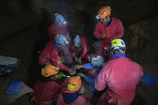 Une fondue dans un grotte de Champagnole : insolite pour ces jeunes mosellants