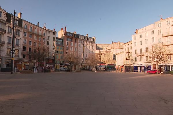 Trois mois après les inondations survenues à Annonay, le 17 octobre 2024, certains commerces sont toujours fermés.