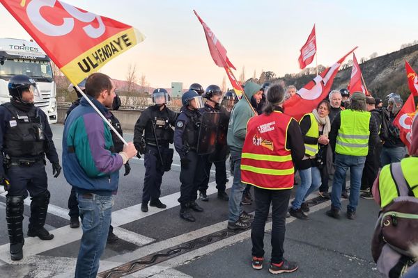 L'autoroute A63 a été bloquée un peu moins d'une heure ce 20 mars au péage de Biriatou.