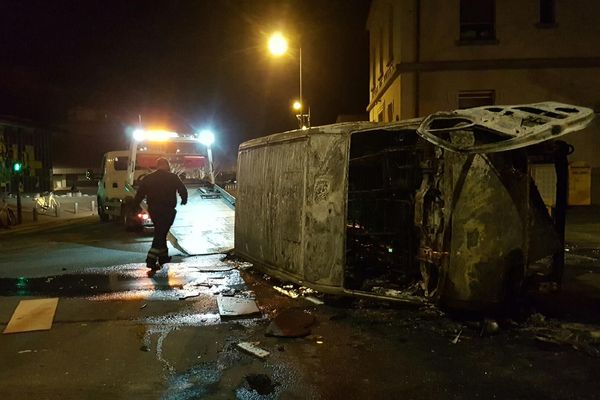 Un véhicule a été retourné et incendié sur l'avenue Rhin et Danube.