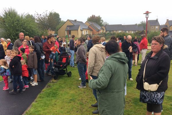 Les parents d'élèves de Sartilly manifestaient le lundi de la rentré contre le gel des emplois aidés