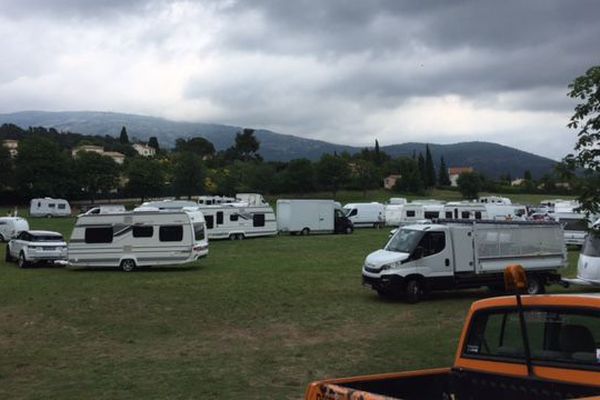 Les caravanes positionnées sur le grand Pré de la commune.