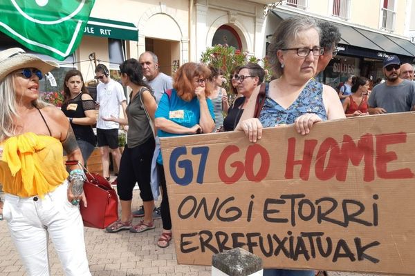 Des manifestants anti G7 à  Biarritz,  le 14 juillet