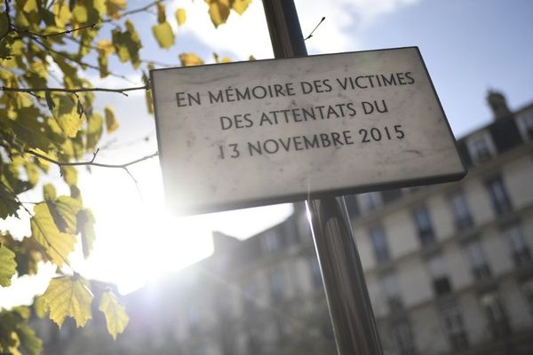 Une plaque en mémoire des victimes des attentats du 13-Novembre, boulevard Voltaire à Paris.