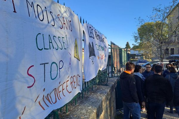 Les parents d 'élèves se sont mobilisés devant l'école