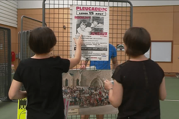 Cécile et Aurélie, les deux filles d'Alain Launay, devant la première affiche de la fête des jumeaux 