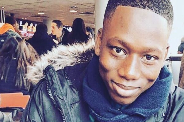 Mody, jeune malien, doit déménager à Lille, faute de placement disponible dans la région. 