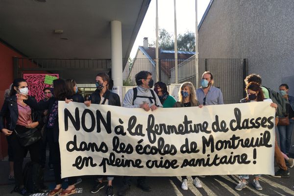 Des parents d'élèves réunis à l'école Louise Michel, à Montreuil, ce lundi matin.