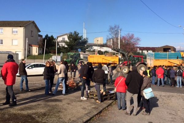 Quatre tracteurs bloquent l'entrée principale de la fromagerie de Beauzac