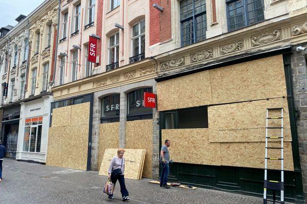 Des commerçants inquiets se barricadent dans la crainte d'une nouvelle nuit de violences.