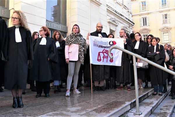 Ils étaient une centaine de professionnels du secteur de la justice à manifester devant le tribunal de Nice mardi 22 novembre.