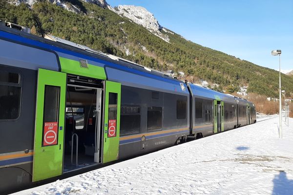 Le train des Neiges, ici en gare de Tende (Alpes-Maritimes), relie la France et l'Italie. Il dessert notamment la station de ski italienne Limone Piemonte.