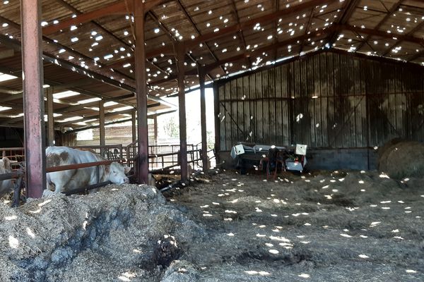 Les dégâts sont encore bien visibles sur les bâtiments agricoles