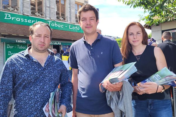 Thimothée Houssin (au centre) candidat RN dans la 5ème circonscription de l'Eure pour les législatives 2022.