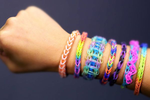 Les bracelets Rainbow Loom, en plastique multicolore et à réaliser soi-même, envahissent les cour de récré.