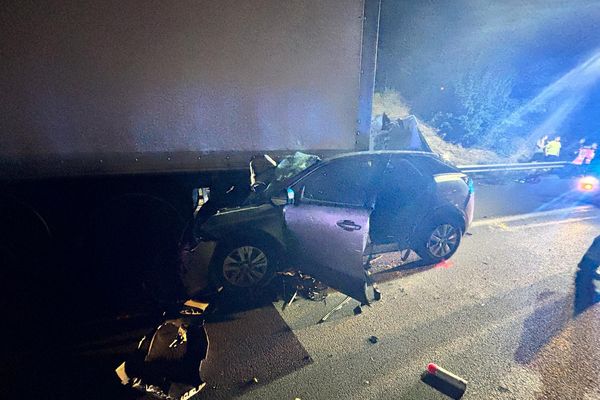 L'état de la voiture qui s'est encastré dans le poids lourd laisse deviner la violence du choc. Vendredi 2 août, vers 21h18, ce véhicule léger a percuté un poids lourd sur l'A 62 dans le sens Bordeaux-Toulouse. Deux de ses occupants sont indemnes, le troisième, une jeune homme de 17 ans, a été transporté à l'hôpital dans un état grave.