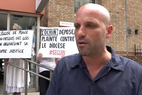 Arnaud Gallais devant l'hôpital Cochin ce mardi 27 juin 2023.