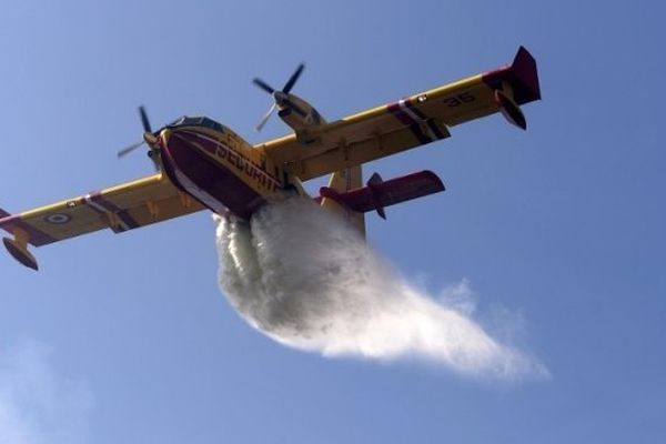 ILLUSTRATION - Largage de Canadair