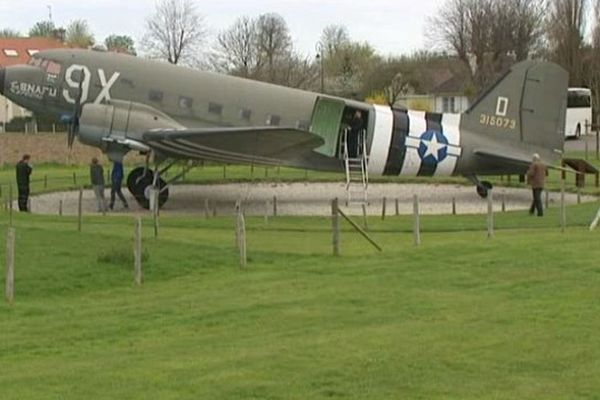 L'avion Dakota de la batterie de Merville classé monument historique. En 2008, la carlingue avait été ramenée de Bosnie Herzégovine puis restaurée.