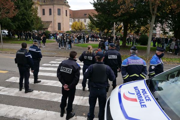 Les cours avaient commencé lors de l'explosion, et il a fallu évacuer les élèves.