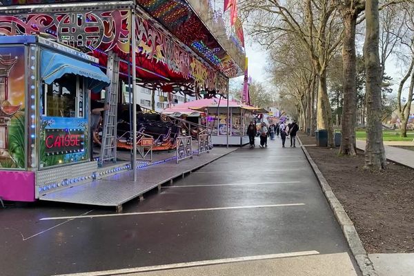 À la fête foraine de Lorient, les allées sont vides.