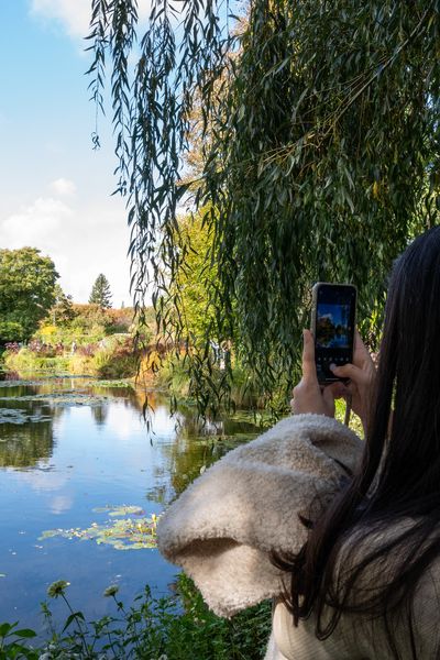 La Fondation Claude Monet avec ses jardins et la maison de Claude Monet à Giverny dans l Eure. Le Jardin d'eau avec Les Nympheas.