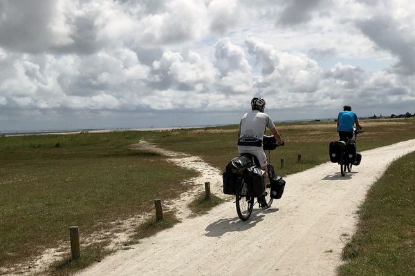 Deux cyclotouristes sur la Vélomaritime, dans la baie du Mont Saint-Michel 