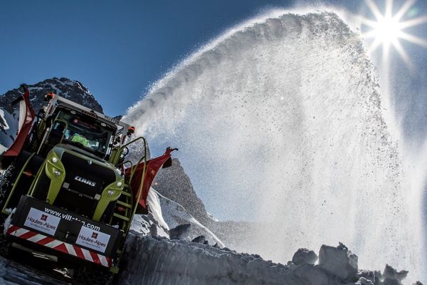 Les services du département des Hautes-Alpes ont déneigé mercredi 15 mai les deux cols du Tour de France.