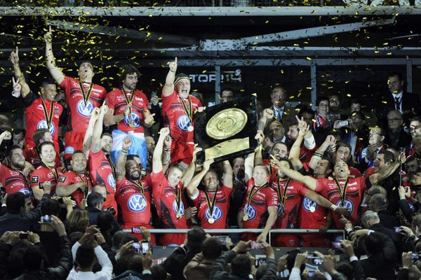 En 2014, le RC Toulou soulève le bouclier de Brennus et s'offre un doublé historique en battant Castres au Stade de France.