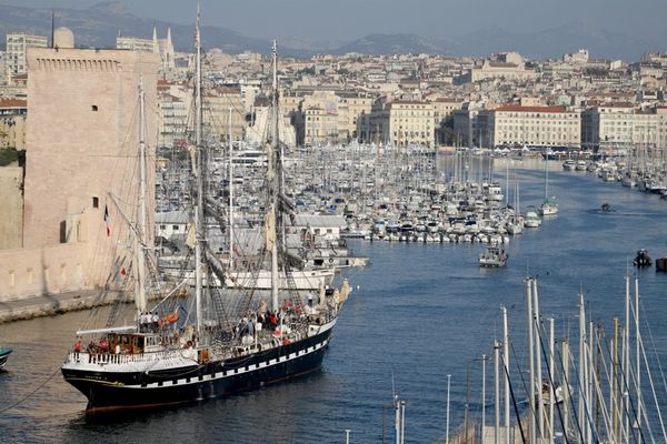 Le Belem entre dans le Vieux-Port de Marseille le 24 octobre 2023.