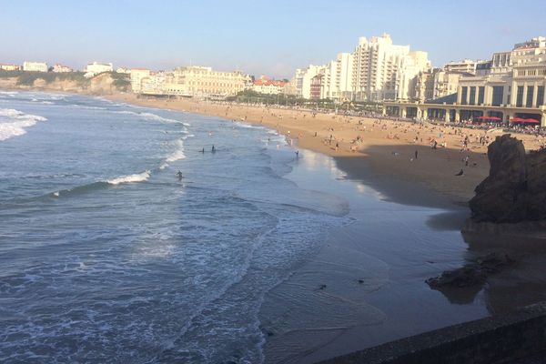 Beaucoup de baigneurs ce jeudi 26 octobre 2017 sur la Grande Plage de Biarritz où 3 personnes ont été secourues