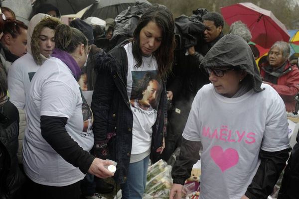 Au centre, la mère de la petite Maëlys lors d'un rassemblement organisé à Pont-de-Beauvoisin, en Isère, le 27 décembre 2017. 