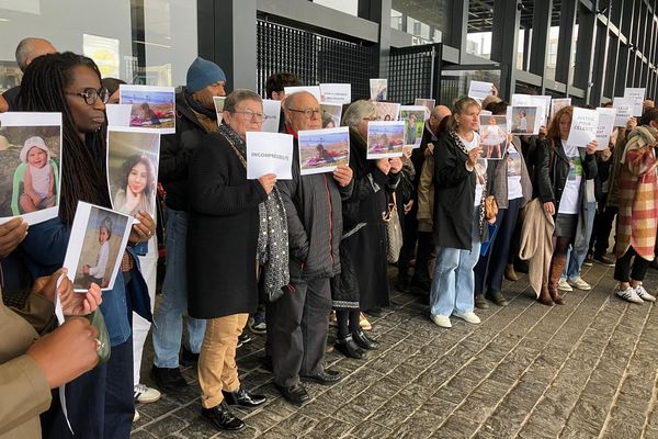 Les proches de Céleste devant le palais de justice de Nantes, le 31 octobre 2024