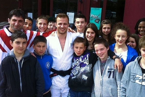 - Ugo Legrand et les jeunes participants du stage international de judo de Grand-Quevilly en avril 2013