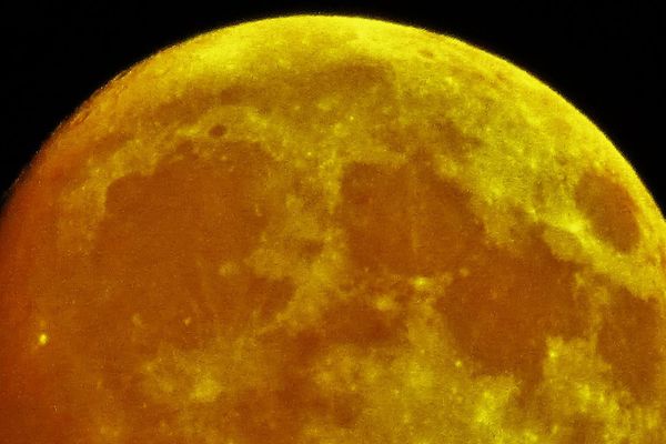 La super Lune observée depuis le pont d'Ancenis (Loire-Atlantique), le lundi 14 novembre en fin de journée. 