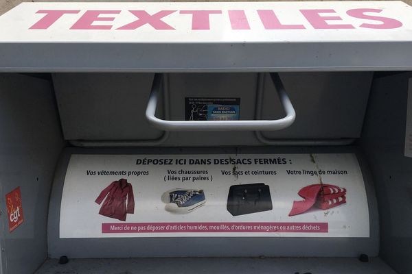 C'est dans ces bornes que vos textiles peuvent être recyclés. Il en existe 130 en Corse.