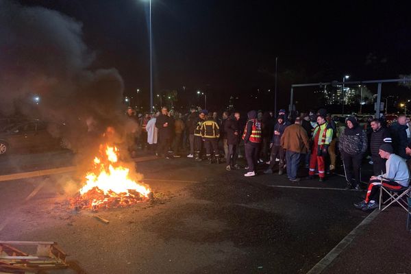 Ils étaient plusieurs dizaines à manifester cette nuit face à la raffinerie de Normandie.