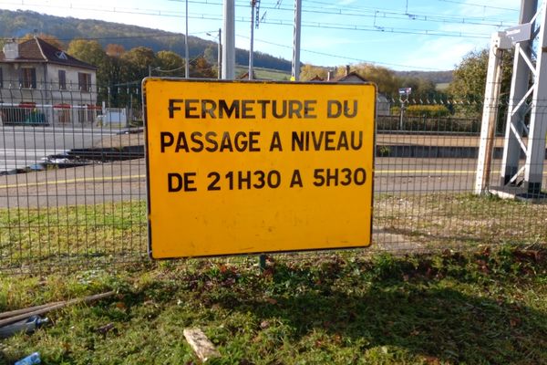 Le passage à niveau de la gare de Thenissey doit fermer la nuit de 21h30 à 5h30 à compter de ce mardi 2 novembre 2021.